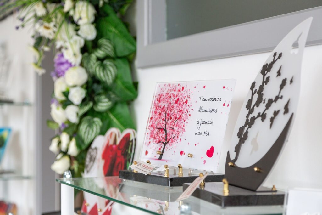 fleurs dans un vase dans un cimetiere