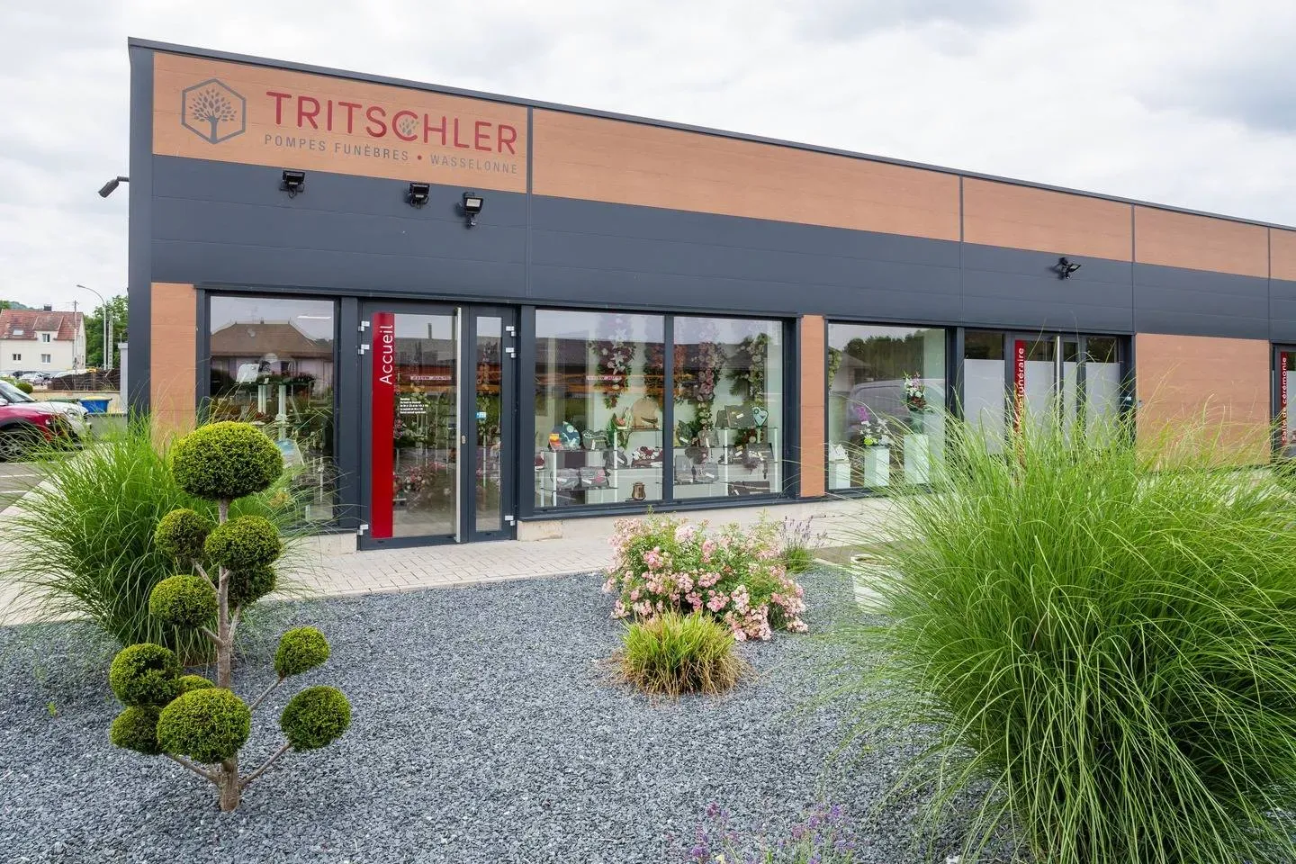 Devanture de l'agence de pompes funèbres Tritschler et son espace vert.