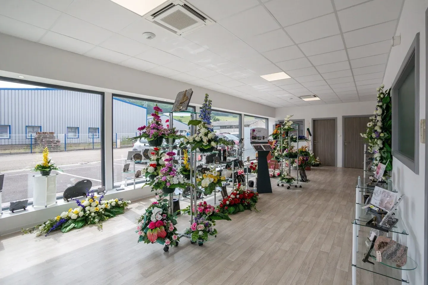 Salle d'exposition d'articles funéraires et fleurs de deuil en agence.